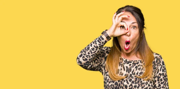 Hermosa Mujer Mediana Edad Con Vestido Leopardo Estampado Animal Haciendo —  Fotos de Stock