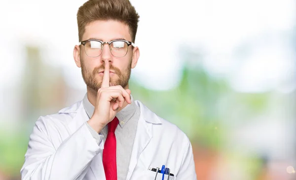 若いハンサムな科学者が眼鏡をかけている男性が唇を指で静かにするように求めている 沈黙と秘密の概念 — ストック写真