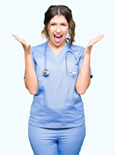 Jovem Mulher Médica Adulta Vestindo Uniforme Médico Celebrando Louco Espantado — Fotografia de Stock