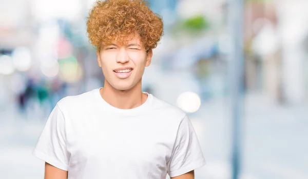 Junger Gutaussehender Mann Mit Afro Haaren Lässigem Weißem Shirt Der — Stockfoto