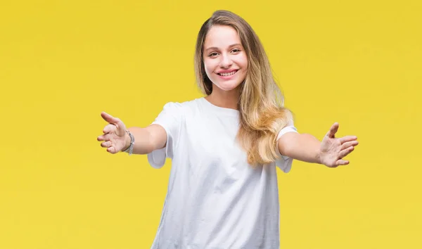 Junge Schöne Blonde Frau Trägt Legeres Weißes Shirt Über Isoliertem — Stockfoto