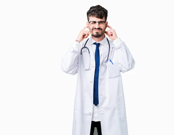 Junger Arzt Krankenhausmantel Über Isoliertem Hintergrund Der Die Ohren Mit — Stockfoto