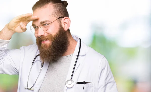 Jovem Médico Loiro Com Barba Vestindo Casaco Médico Muito Feliz — Fotografia de Stock