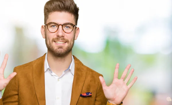 Junger Gutaussehender Geschäftsmann Mit Brille Der Mit Finger Nummer Zehn — Stockfoto