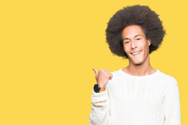 Joven Afroamericano Con Pelo Afro Vistiendo Suéter Invierno Sonriendo Con —  Fotos de Stock