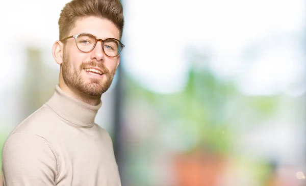 Joven Hombre Negocios Guapo Con Gafas Invitar Entrar Sonriendo Natural —  Fotos de Stock