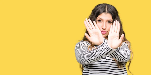 Mooie Jongedame Dragen Strepen Trui Afwijzing Expressie Kruising Wapens Palmen — Stockfoto