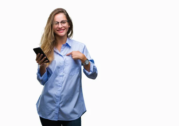 Ung Vacker Blond Affärskvinna Med Smartphone Isolerade Bakgrund Med Överraskning — Stockfoto