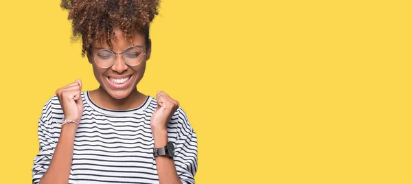 Красивая Молодая Африканская Американка Очках Изолированном Фоне Взволнованная Успехом Поднятыми — стоковое фото