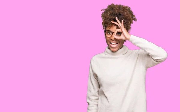 Beautiful Young African American Woman Wearing Glasses Isolated Background Doing — Stock Photo, Image