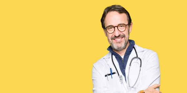 Stilig Medelåldern Läkare Man Klädd Medicinsk Coat Glada Ansikte Leende — Stockfoto