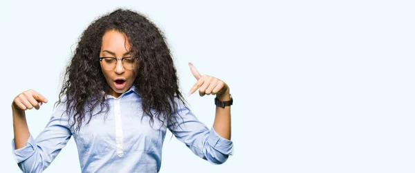 Joven Chica Negocios Hermosa Con Pelo Rizado Con Gafas Señalando — Foto de Stock