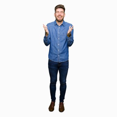 Genç yakışıklı sarışın adam rahat kot gömlek kızgın ve silah ile başarı için deli kutluyor giyen kaldırdı ve heyecanlı çığlık gözler kapalı. Kazanan kavramı