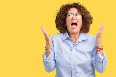 Güzel orta ager üst düzey businees kadın üzerinde gözlük takan arka plan deli izole ve deli bağırarak ve agresif ifade ve silah kaldırdı bağırıyor. Hayal kırıklığı kavramı.