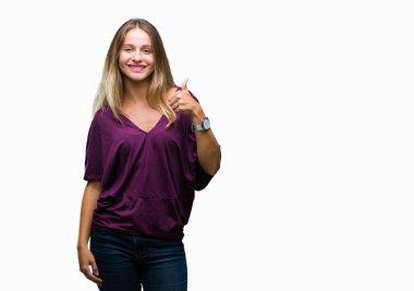 Genç güzel sarışın zarif kadın hareketi el ile mutlu yaşasın yapıyor izole arka plan üzerinde. Kameraya bakarak başarı gösteren ile ifade onaylama.