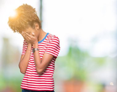 Güzel genç Afro-Amerikan kadın ağlayarak süre elleriyle yüzünü kapsayan üzgün ifade ile izole arka plan yüzünden. Depresyon kavramı.