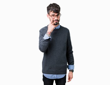 Genç yakışıklı zeki adam gözlük izole üzerinde arka plan işaret jest göz izlemek için şüpheli ifade