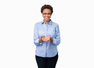 Genç güzel Afro-Amerikan iş kadın izole alma veya jest vererek birlikte el avuç içi ile gülen arka plan. Ayrı tutma ve koruma