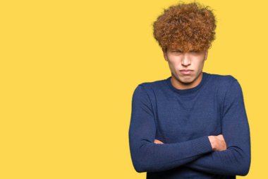 Yakışıklı genç afro saç şüpheci ve sinir, onaylamayan ifade yüz çapraz kolları üzerinde. Negatif kişi.