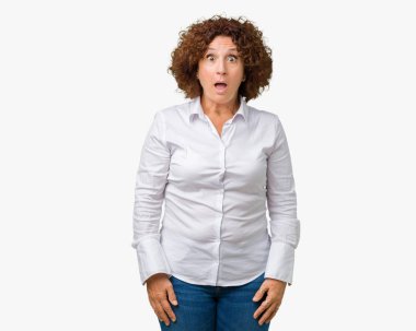 İzole arka plan korkuyor ve sürpriz ifade, korku ve heyecan yüz ile şok güzel orta ager üst düzey businees kadın.