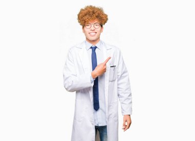 Yüzünde mutlu ve doğal ifade ile yan kadar el ve parmak ile işaret yüz bir gülümseme ile gözlük neşeli genç yakışıklı bilim adamı adam