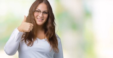 Güzel artı boyutu genç kadın hareketi el ile mutlu yaşasın yapıyor izole arka plan yüzünden. Kameraya bakarak başarı gösteren ile ifade onaylama.