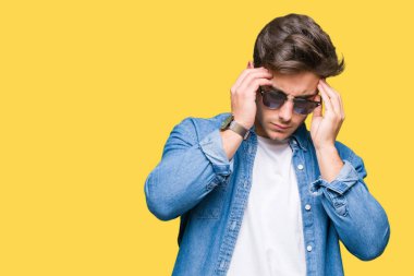 Genç yakışıklı adam giyen güneş gözlüğü bitti çünkü arka plan baş baş ağrısı için el ile izole stres. Migren muzdarip.