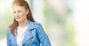 Güzel orta yaş Olgun kadın moda deri ceketin üzerinden izole mide üzerinde el ile arka plan çünkü mide bulantısı, ağrılı hastalık hasta hissediyor. Ağrısı kavramı.