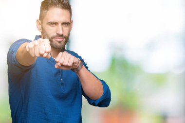 Yakışıklı delikanlı izole arka plan kum yumruk dövüşü, saldırgan ve kızgın saldırı, tehdit ve şiddet üzerine