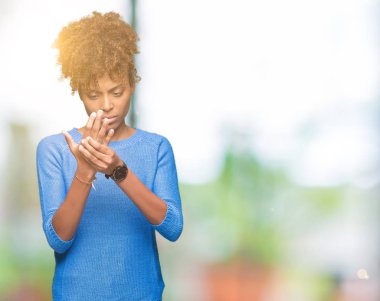 Güzel genç Afro-Amerikan kadın yüzünden izole arka plan acı acı elleri ve parmakları, artrit inflamasyon