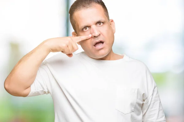 Middelbare Leeftijd Arabische Man Wearig Wit Shirt Geïsoleerd Background Pointing — Stockfoto