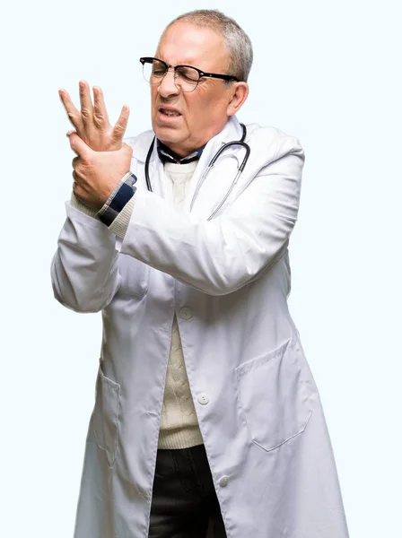 Stilig Senior Doktor Man Klädd Medicinsk Coat Lidande Smärta Händer — Stockfoto