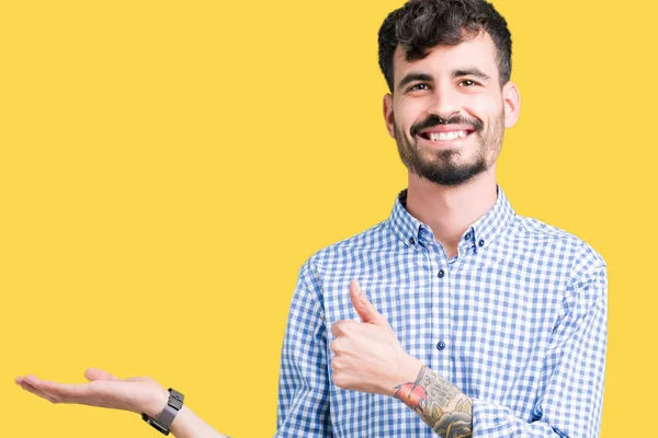 Joven Hombre Negocios Guapo Sobre Fondo Aislado Mostrando Palma Mano —  Fotos de Stock