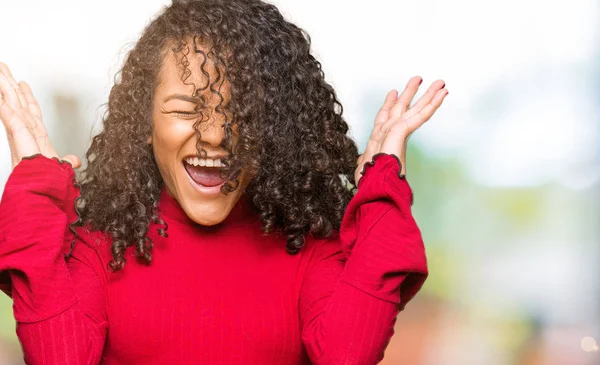 Jeune Belle Femme Aux Cheveux Bouclés Célébrant Fou Fou Succès — Photo