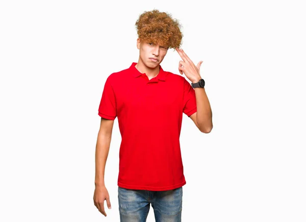Όμορφος Νεαρός Άφρο Μαλλιά Φορώντας Κόκκινο Shirt Σκοποβολής Και Σκοτώνοντας — Φωτογραφία Αρχείου