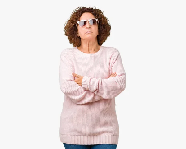 회의론 얼굴에 Disapproving 스웨터와 선글라스를 부정적인 — 스톡 사진