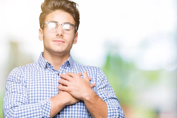 Jonge Knappe Man Met Bril Geïsoleerde Achtergrond Glimlachend Met Handen — Stockfoto