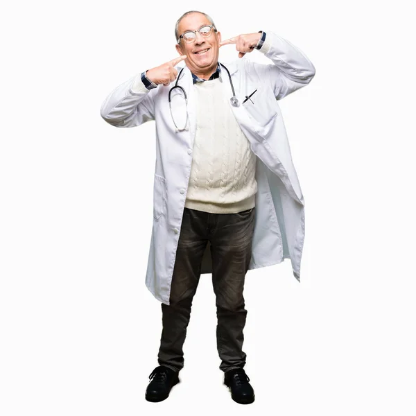 Stilig Senior Doktor Man Klädd Medicinsk Coat Leende Självsäker Visar — Stockfoto