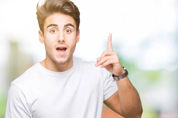 Joven Hombre Guapo Con Camiseta Blanca Sobre Fondo Aislado Apuntando —  Fotos de Stock