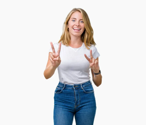 Hermosa Mujer Joven Con Camiseta Blanca Casual Sobre Fondo Aislado — Foto de Stock