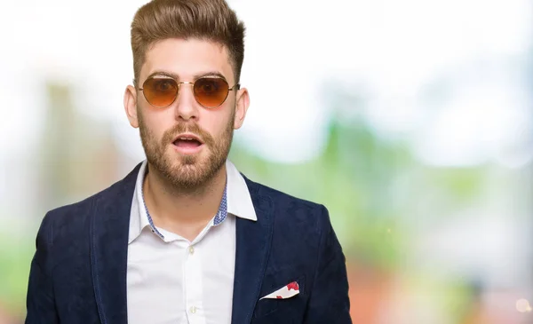 Jovem Bonito Homem Elegante Vestindo Óculos Sol Blazer Moda Com — Fotografia de Stock