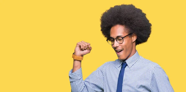 Jonge Afro Amerikaanse Zakenman Met Afro Haar Bril Dansen Blij — Stockfoto