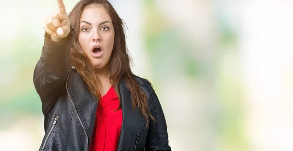 Schöne Size Junge Frau Die Eine Modische Lederjacke Über Isoliertem — Stockfoto