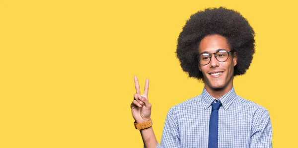 Unga Afroamerikanska Affärsman Med Afro Hår Glasögon Leende Med Glada — Stockfoto