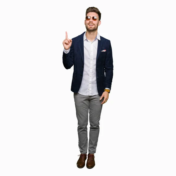 Jonge Knappe Elegante Man Met Zonnebril Mode Blazer Wijzende Vinger — Stockfoto