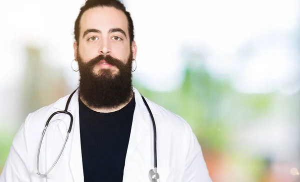 Dokter Dengan Rambut Panjang Memakai Mantel Medis Dan Stetoskop Santai — Stok Foto