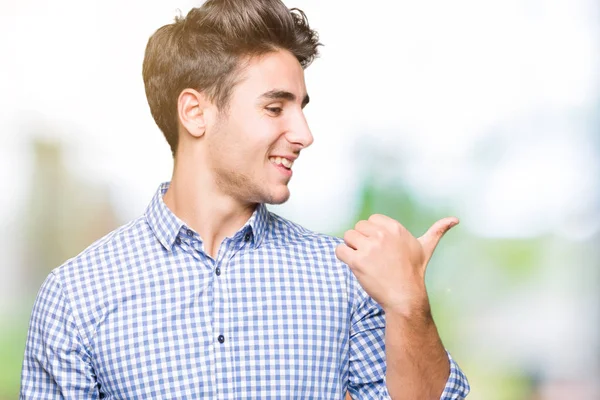 Joven Hombre Negocios Guapo Sobre Fondo Aislado Sonriendo Con Cara —  Fotos de Stock