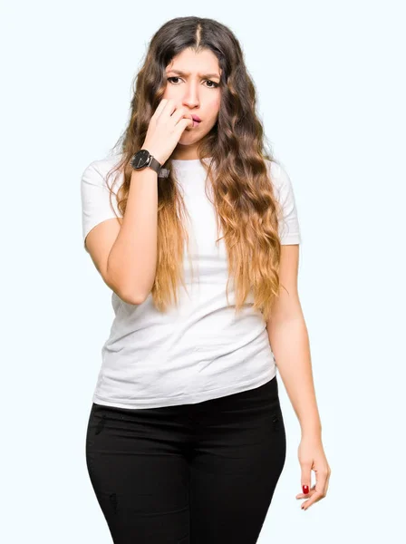 Mujer Hermosa Joven Que Usa Una Camiseta Blanca Casual Que —  Fotos de Stock