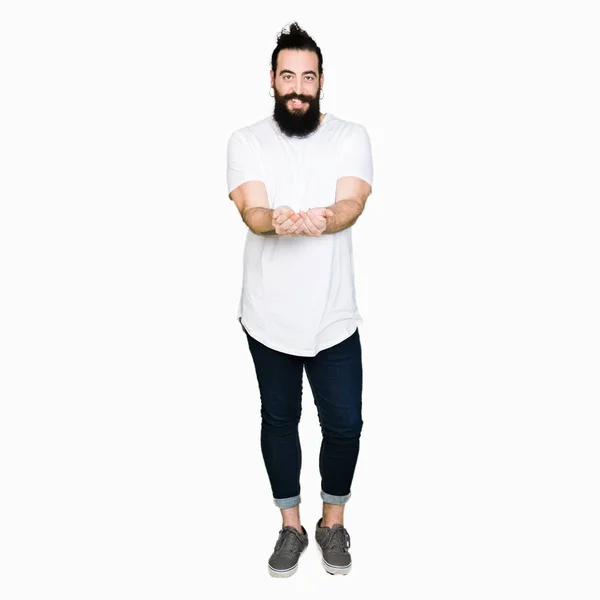 Jeune Homme Hipster Aux Cheveux Longs Barbe Portant Shirt Blanc — Photo