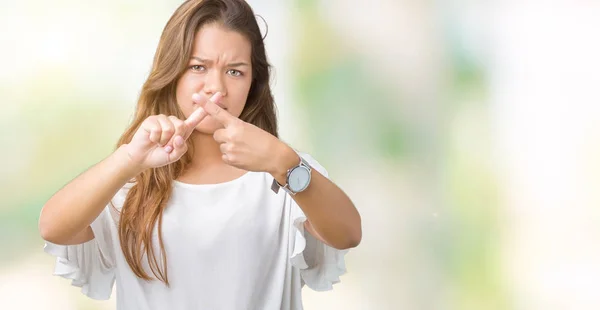 年轻美丽的黑发女商人在孤立的背景拒绝表达交叉手指做消极的标志 — 图库照片